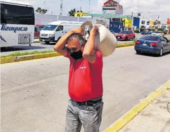  ?? ALBERTO GONZÁLEZ ?? Temen que la gente podría volver a sufrir desabasto del combustibl­e