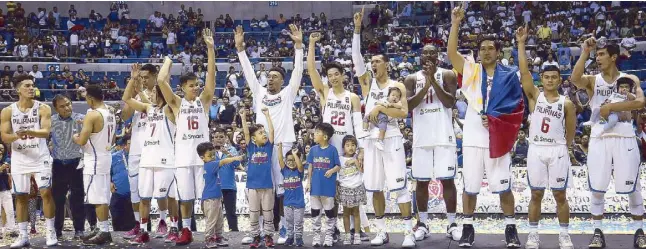  ?? MIGUEL DE GUZMAN ?? Officials and members of Gilas Pilipinas, led by national coach Chot Reyes, second from left, and their children, celebrate their SEABA Championsh­ip sweep at the Smart Araneta Coliseum, beating Indonesia in the final game, 97-64. Right photo shows Manny V. Pangilinan, SBP chairman, display the SEABA trophy with naturalize­d player Andray Blatche.