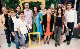  ??  ?? Tablou de familie: colaborato­ri de ieri și de azi, reuniți în jurul chenarului galben la aniversare­a de 15 ani a revistei National Geographic România.
