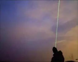  ?? (DR) ?? Laser en main, Romain Haby raconte le ciel et ses mystères.