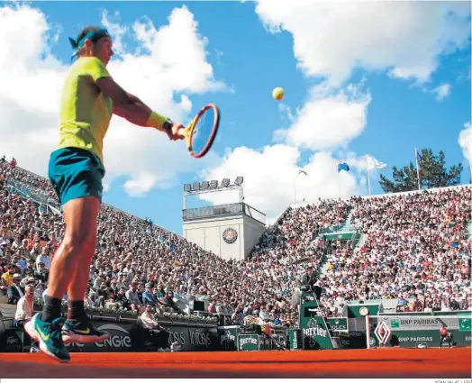  ?? YOAN VALAT / EFE ?? Rafa Nadal ejecuta su revés a dos manos ante el holandés Botic Van De Zandschulp.