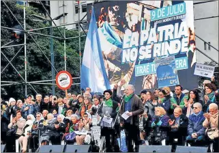  ?? AFP ?? DEBATE. Hoy se traslada el conocimien­to de alguien a otros ámbitos.