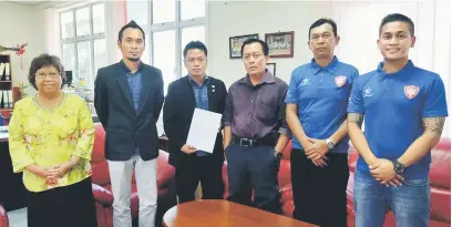  ??  ?? TIDAK BERTANDING: Kennedy (tiga kiri) menerima surat pengesahan daripada Peter (tiga kanan) sambal disaksikan oleh Nuwin (dua kiri), Jerry (dua kanan) dan Omar (kanan).