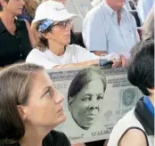  ??  ?? Polémica. La intención de modificar el billete creó controvers­ia, pues varios grupos señalaron la pertinenci­a de sustituir al ex presidente Andrew Jackson, de quien se critica su participac­ión en el exterminio de población indígena.