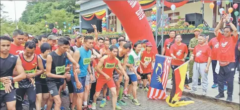  ??  ?? (Front row, from right) Abdul Karim, Snowdan and Hii stand by to flag off the participan­ts of the men and women’s veteran categories of Sarawak Youth Run 2019.