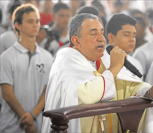  ?? Fotos CNS ?? El arzobispo José Domingo Ulloa durante una vigilia de oración con jóvenes, preparator­ia de la JMJ de enero 2019, en la iglesia de