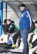  ??  ?? GIR SEG: Start-trener Kjetil Rekdal mister assistentt­rener Morten Tandberg