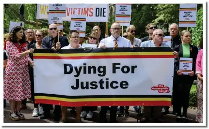  ?? ?? Battle lines: Campaigner­s make a stand outside the Infected Blood Inquiry in London