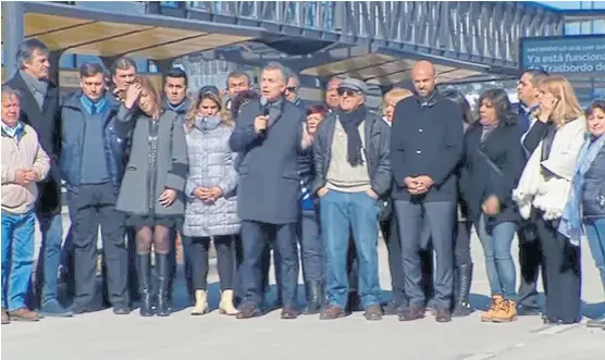  ?? CAPTURA DE TV ?? Macri, Vidal y los candidatos de Cambiemos, en el territorio de La Matanza; en un extremo, la intendenta Magario