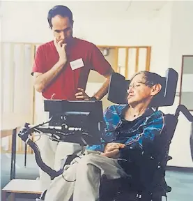  ??  ?? Amigos. Maldacena y Stpehen Hawking se conocieron en 1998.