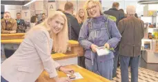  ?? FOTO: DEREK SCHUH ?? Die erste Touristin, die den Bürgerserv­ice an seiner neuen Wirkungsst­ätte in Anspruch nahm, war Cindy Weirauch (rechts) aus Helmstadt-Bargen. Die 42-Jährige holte sich einen Pilgerstem­pel ab.