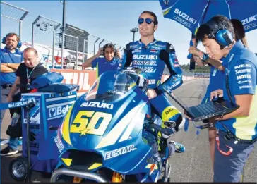  ??  ?? Sylvain sur la grille à Motegi. À gauche, vêtu de noir, son aide de camp, Bruno Vecchioni.