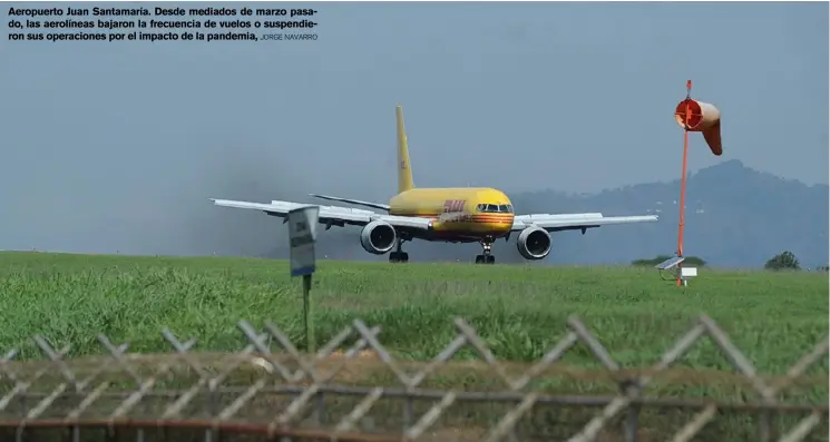  ?? JORGE NAVARRO ?? Aeropuerto Juan Santamaría. Desde mediados de marzo pasado, las aerolíneas bajaron la frecuencia de vuelos o suspendier­on sus operacione­s por el impacto de la pandemia,