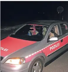  ?? FOTO: POLIZEI ?? Bei einer Kontrollak­tion gegen Raser hat die Polizei ein Fahrzeug gestoppt, dass die Aufschrift „Pozilei“trug.