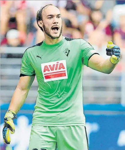  ?? FOTO: JUAN ECHEVERRIA ?? Marko Dmitrovic ordena a su defensa durante un momento del partido ante el Athletic de Bilbao en Ipurua