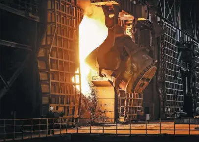  ?? PAN YULONG / XINHUA ?? An Ansteel employee performs smelting operations at a steelmakin­g facility in Anshan, Liaoning province.