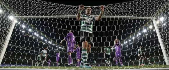  ?? PEDRO NUNES /REUTERS ?? Sporting’s Sebastian Coates reacts after Karim Benzema scored Real Madrid’s second goal in a 2-1 victory in Lisbon. Real still trails Dortmund, an 8-4 winner over Legia Warsaw.