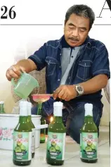  ?? DITE SURENDRA/JAWA POS ?? TIDAK ADA DI TOKO: Soni memasukkan olahan sirup mangrove ke dalam botol sebelum dijual di pasaran.