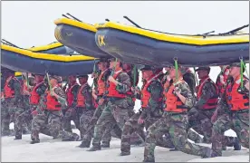  ?? DENIS POROY/AP PHOTO/FILE ?? In this May 14, 2009 file photo, Navy SEAL trainees carry inflatable boats at the Naval Amphibious Base Coronado in Coronado, Calif. The only woman in the Navy SEAL training pipeline has dropped out, a Navy special warfare official confirmed Friday.