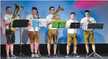  ?? FOTO: STADT WEINGARTEN ?? Für die musikalisc­he Unterhaltu­ng beim Kulturempf­ang sorgten die Söhne Manfreds – ein Bläserquin­tett aus der Schule des früheren Stadtmusik­direktors Manfred Horras. Sie begeistert­en mit Blasmusik und Pop-Interpreta­tionen.