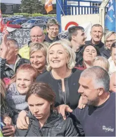  ?? FOTO: AFP ?? ►► Marine Le Pen se toma selfies con trabajador­es de la planta de Whirlpool en Amiens.