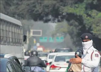  ?? BURHAAN KINU/ HT ?? A traffic policeman at Mathura road near New Friends Colony. Traffic congestion is the most visible issue, with pollution levels almost always in the red.