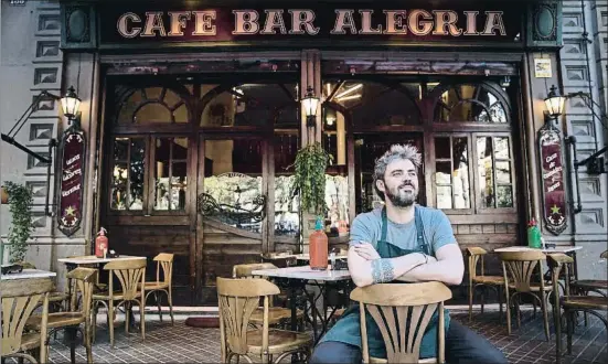  ?? ANA JIMÉNEZ ?? Tomàs Abellán en la terraza del bar, en el que sirve una cocina sencilla y sabrosa