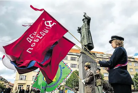  ?? Foto: Jan Zátorský, MAFRA ?? Den vítězství Pietní akt k uctění obětí zahraniční­ch armád při Pražském povstání v roce 1945 se včera uskutečnil u památníku sovětského maršála Koněva v Dejvicích. Na shromážděn­í pořádaném Českým svazem bojovníků za svobodu vlálo několik rozličných vlajek.