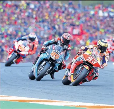  ??  ?? Marc Márquez domina la carrera del GP de Valencia 2019 en Cheste por delante de Fabio Quartararo.