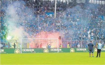  ?? FOTO: DPA ?? Im Relegation­srückspiel gegen den KFC Uerdingen brannten Fans des SV Waldhof Mannheim Pyrotechni­k auf den Rängen des Carl-Benz-Stadions ab. Gegen den darauf folgenden Punktabzug wehren sich die Mannheimer vor Gericht.