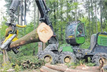  ?? FOTOS: INGEBORG WAGNER ?? Günter Leitz mit seinem Vollernter im Wald von Neuhausen: Er macht das Käferholz klein.