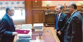  ?? PIC COURTESY OF TAN SRI DR ALI HAMSA ?? Prime Minister Tun Dr Mahathir Mohamad presenting Datuk Seri Ismail Bakar with his letter of appointmen­t in Putrajaya yesterday. With them is former chief secretary to the government Tan Sri Dr Ali Hamsa.