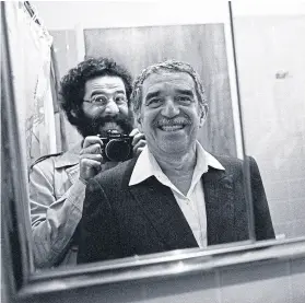  ??  ?? Sonrisas generosas y complicida­d frente al espejo, con Gabo