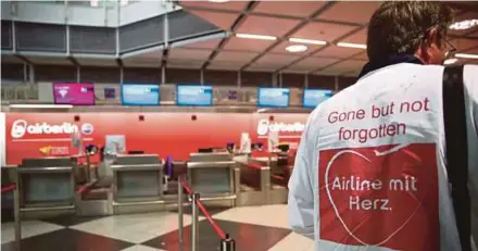  ?? REUTERS PIC ?? EasyJet Plc has launched a recruitmen­t campaign to attract about 1,000 of Air Berlin Plc’s pilots and cabin crew.