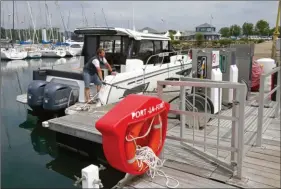  ??  ?? La fin de navigation passe par une étape obligée à la station, ici celle de Port-la-Forêt. Alors soyons précis : nous avons consommé 590 litres pour 11 heures moteur et plus de 140 milles de distance. La facture s’élève à 1 000 euros environ. Il est vrai que l’on n’a pas traîné en chemin...