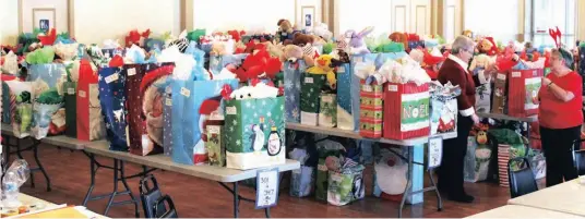  ?? —photo Alexia Marsillo ?? Le mardi 19 décembre, de nombreuses familles et bénévoles se sont réunis au Club Powers de Rockland pour le dernier évènement de l’année de la Banque alimentair­e - les paniers de Noël de Rockland. La banque alimentair­e compte actuelleme­nt plus de 250...