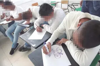  ??  ?? Reinserta lleva a cabo un taller de caricatura de 10 sesiones en el Centro de Reinserció­n Juvenil en el que los jóvenes internos aprenden a expresar sus emociones. La Quinta del Bosque,