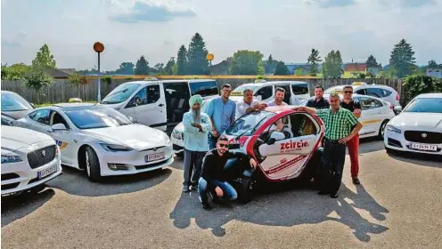  ??  ?? Nach dem Vorbild des zcircle-mobils, ein Renault TWIZY vom Autohaus Vogl + Co., hat Taxi 878 seinen Fuhrpark mit zcircle-beacons ausgestatt­et