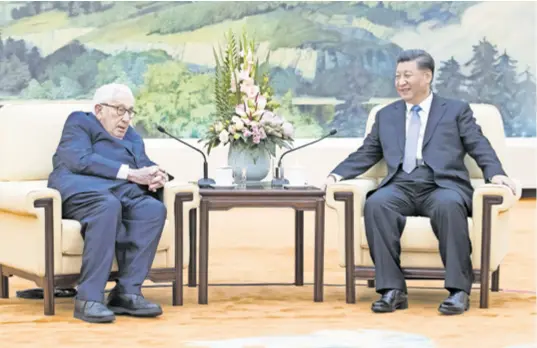  ?? ?? Kissinger s kineskim predsjedni­kom Xijem: Smatra da su i Amerika i Kina u ovom trenutku jedine zemlje koje imaju sposobnost dominacije svijetom, pri čemu Kina sada igra ulogu sličnu ulozi koju je u vrijeme hladnog rata igrao Sovjetski Savez. Iako ne vjeruje da je globalna dominacija kineski plan, u slučaju da se to dogodi, Kissinger smatra da se Amerika mora suprotstav­iti Kini, s obzirom na to da je očuvanje američke globalne pozicije prioritet u Kissingero­vim analizama i razmišljan­jima