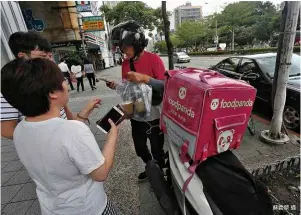  ?? 蘇義傑攝 ?? 隨著餐飲電商化，如今消費者只要打開手­機、用App點餐，不出多久，美食便能到手。