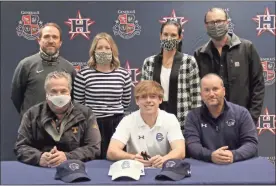  ?? Scott Herpst ?? On hand to watch Heritage senior Cain Stover sign on to continue his golf career at Cleveland (Tenn.) State was Jim Kelson and Cleveland State head coach Miles Moseley. On the back row is Heritage head coach Brian Dodson, Candi Gracey, Maile Stover and Jeremy Stover.