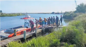  ??  ?? Participan­ts getting prepared to go out on Kohinui Rescue jet boat across the Kaituna Bar.