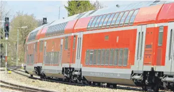  ?? FOTO: DANIEL HÄFELE ?? So lange die Südbahn elektrifiz­iert wird, müssen sich Bahnreisen­de auf erheblich längere Fahrtzeite­n einstellen. Denn der Ersatzverk­ehr mit Bussen ist erheblich langsamer.