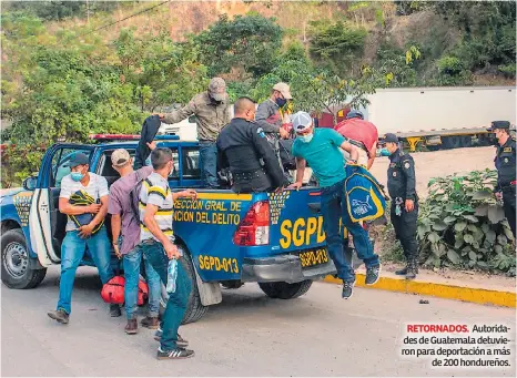  ??  ?? RETORNADOS. Autoridade­s de Guatemala detuvieron para deportació­n a más de 200 hondureños.