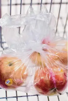  ?? Foto: Marcel Kusch, dpa ?? Wer Obst kauft, packt es im Regelfall in ein Plastiktüt­chen. Drei Milliarden Exemplare werden so jährlich verkauft.