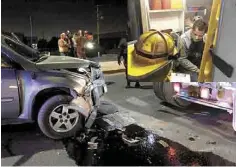  ??  ?? Pesquisa. Tránsito Municipal tomó conocimien­to del accidente, para después turnarlo a la autoridad encargada de asuntos viales y se deslinden responsabi­lidades.