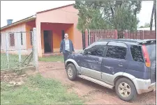  ??  ?? El concejal departamen­tal Favio Rojas en su vivienda, ubicada en Vaquería, departamen­to de Caaguazú.