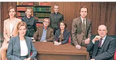  ?? FOTO: DPA ?? Das Ensemble (v.l.): Christiane Paul, Ina Weisse, Anna Maria Mühe, Matthias Habich, Ulrich Matthes, Barbara Auer, Lars Eidinger und Götz Schubert.