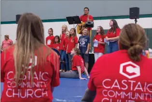  ?? Gilbert Bernal/ The Signal ?? (Above) Castaic Community Church members perform songs during the second annual Castaic Community Thanksgivi­ng, held Sunday at the Castaic Sports Complex. (Left) The event Sunday, hosted by Castaic Community Church and the Los Angeles County Parks and Recreation Department, drew a crowd.