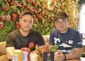  ?? ?? Mitinhaber Tony Chau (rechts) und Betriebsle­iter Nguyen Quang kümmern sich um das neue Restaurant.